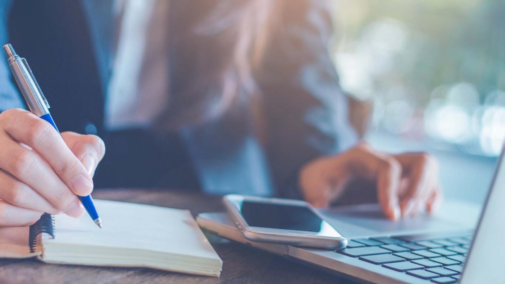 Análisis de datos SEO en pantalla con métricas de rendimiento